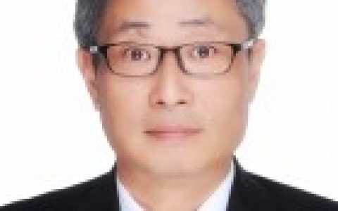 　　鲁兴萌，浙江大学动物科学院教授、博导。研究方向：蚕体病理学、 蚕病防治技术。