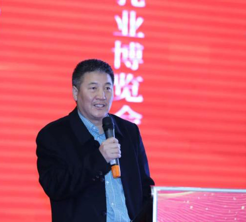 　吐日根白乙拉（蒙古族），内蒙古农业大学副教授。牛羊专家。