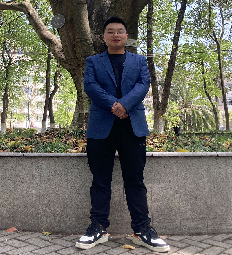 　何远法，云南昭通人，西南大学副教授。水产养殖、饲料专家。