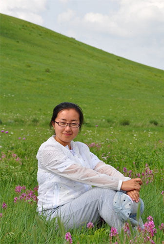 　萨茹丽（女，蒙古族），内蒙古呼和浩特人，内蒙古农业大学讲师，牛羊营养专家。